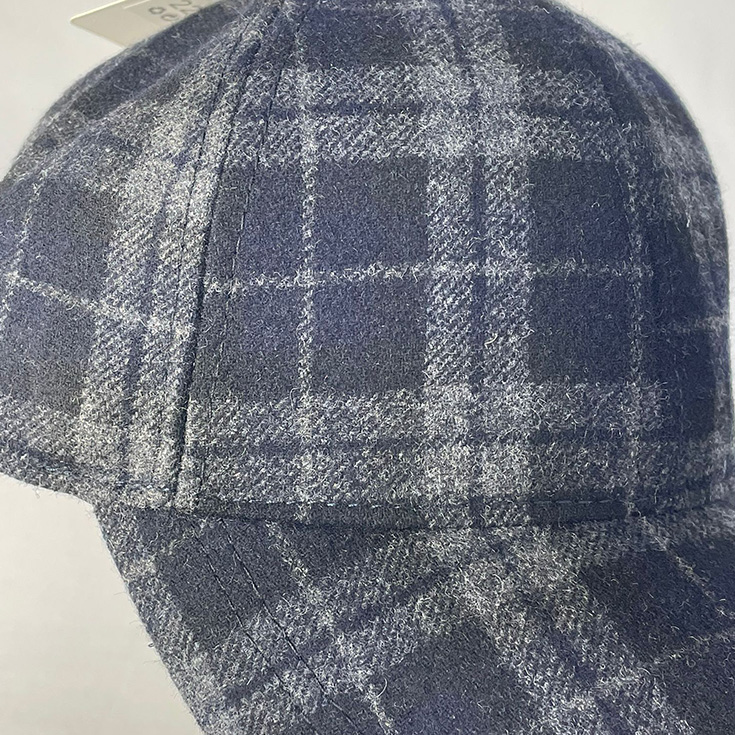 gorra cuadros negros
