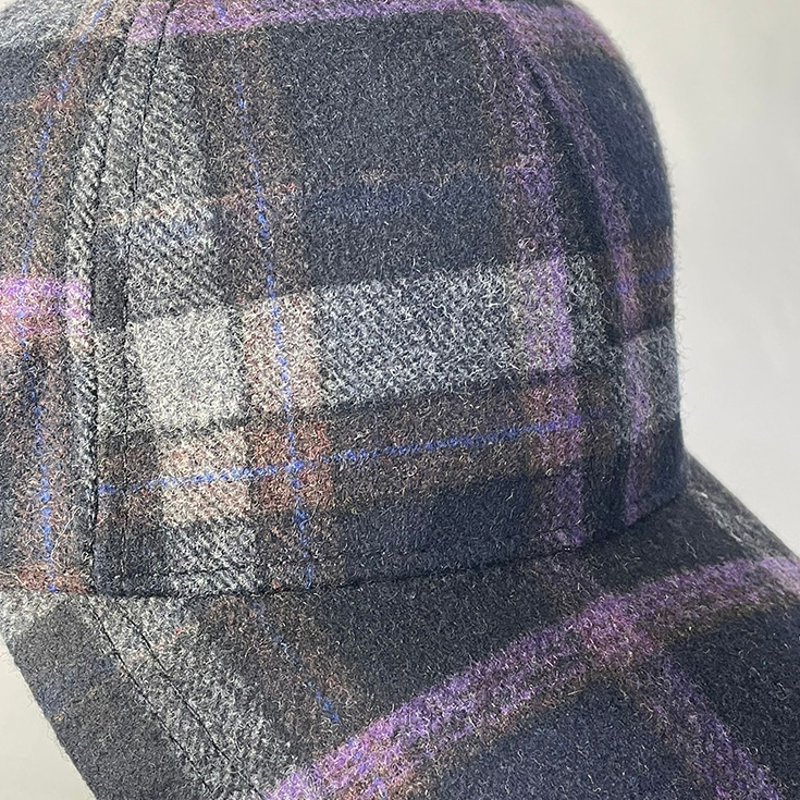 gorra cuadros morados