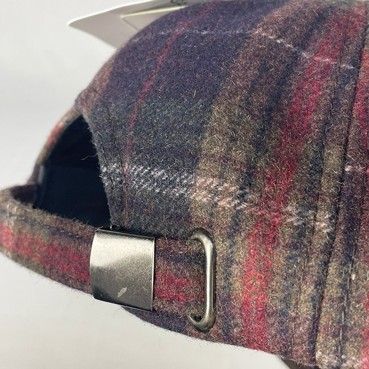 gorra cuadros granates