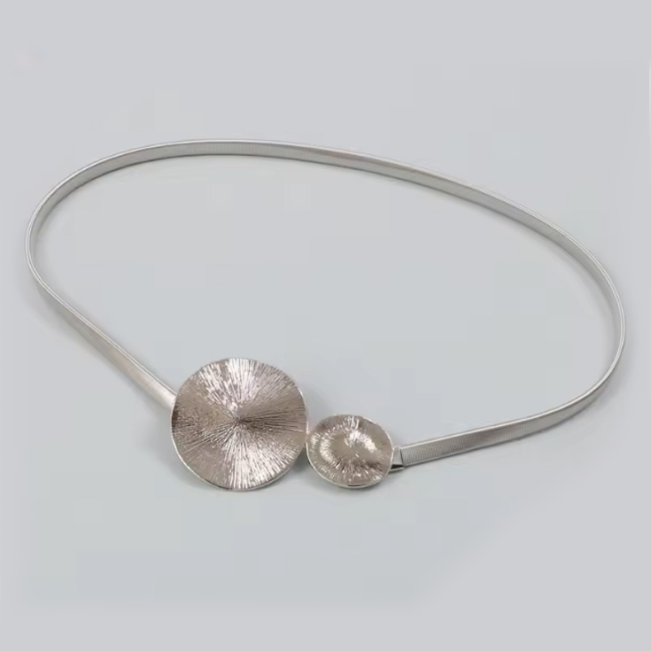 cinturon elastico metalico con hebilla redonda plateado