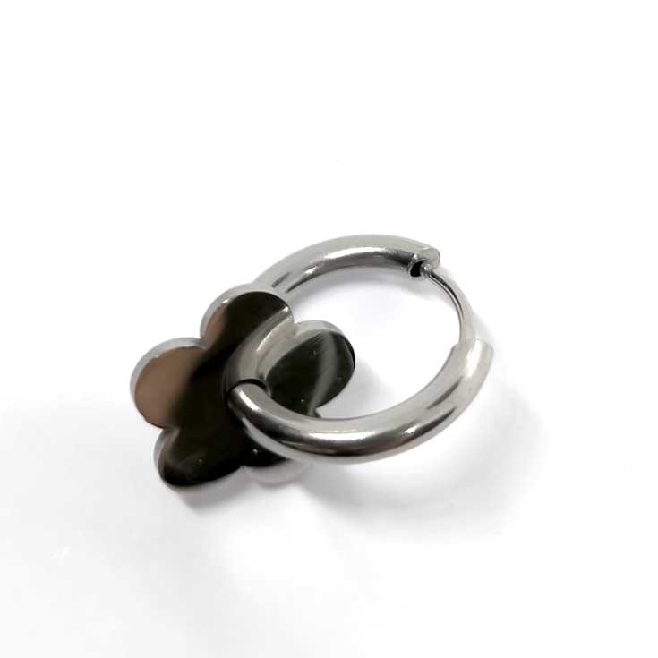 pendientes aro con flor plateada minimalistas