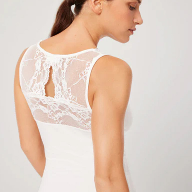 ysabel mora camiseta termica con encaje blanca