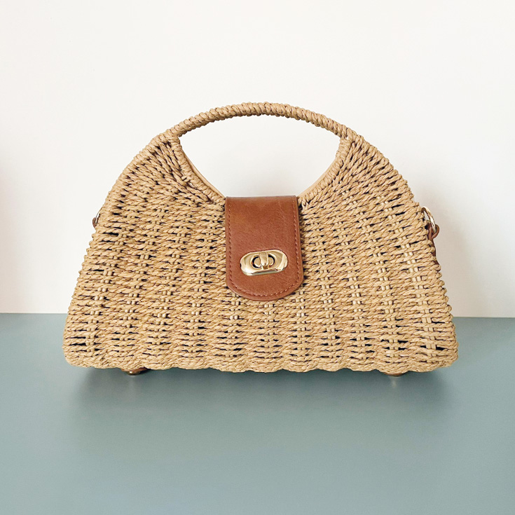 bolso de mano de mimbre marron con detalles dorados