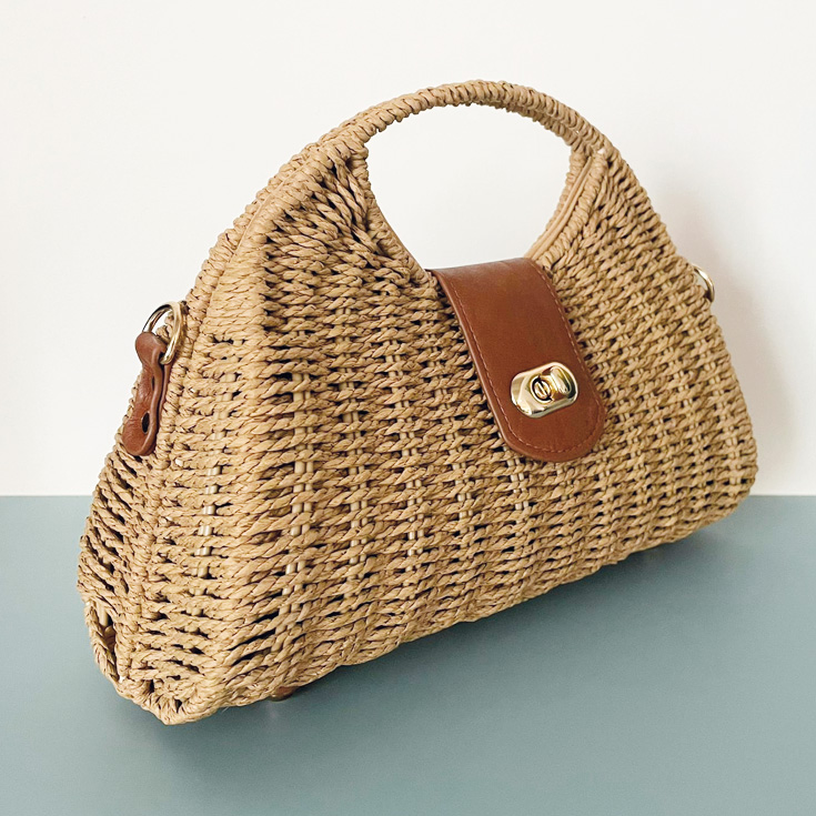 bolso de mano de mimbre marron con detalles dorados