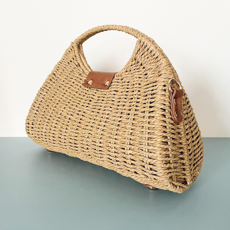 bolso de mano de mimbre marron con detalles dorados