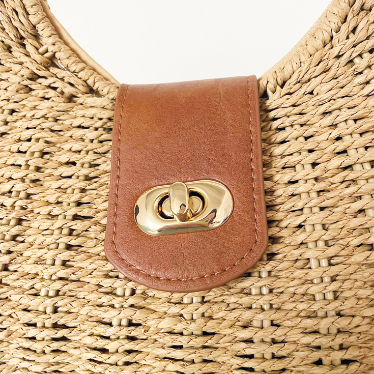 bolso de mano de mimbre marron con detalles dorados