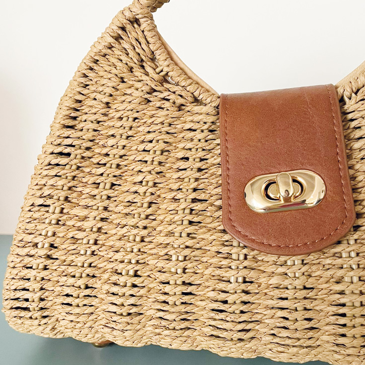 bolso de mano de mimbre marron con detalles dorados