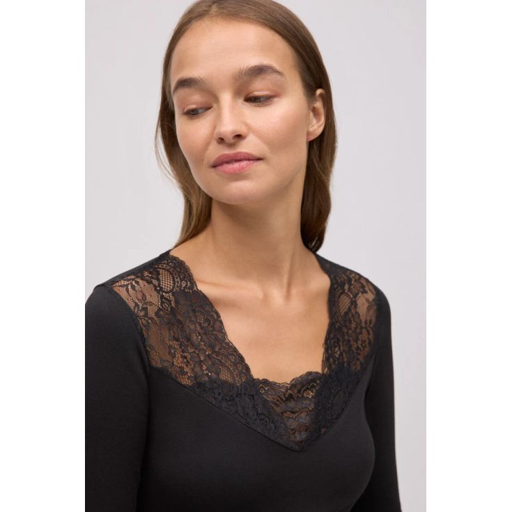 ysabel mora camiseta termica cuello pico encaje negro