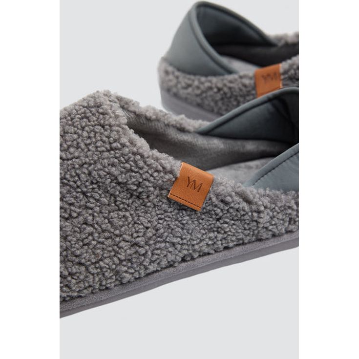 ysabel mora zapatilla gris hombre